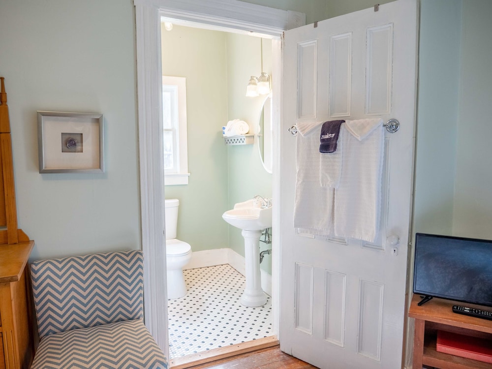 Beaverkill Room, 2nd Floor, 1 Queen Bed and 1 Twin Bed, Non Smoking, Private Bathroom photo 2