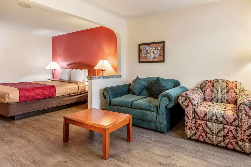 Suite, 1 King Bed, Accessible, Non Smoking photo 2