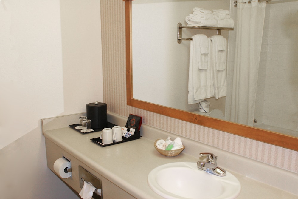 Junior Suite, 2 Queen Beds, Non Smoking, Private Bathroom (Coast Premium two Queens Junior Suite) - Photo 3