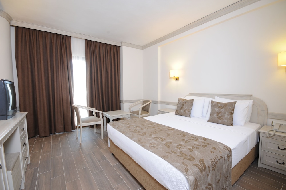 Standard Room, Partial Sea View photo 3