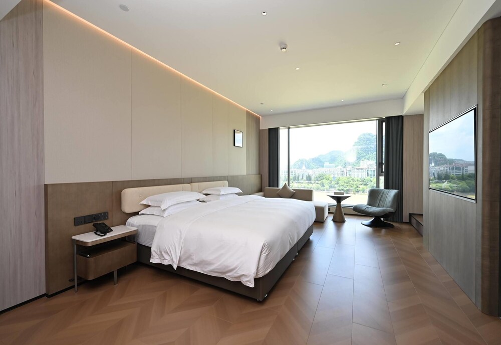 Deluxe Room, 1 King Bed, River View