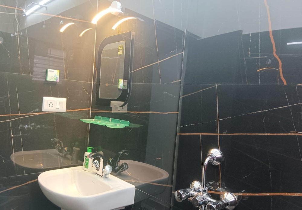 Deluxe Double Room, Multiple Beds, City View photo 2