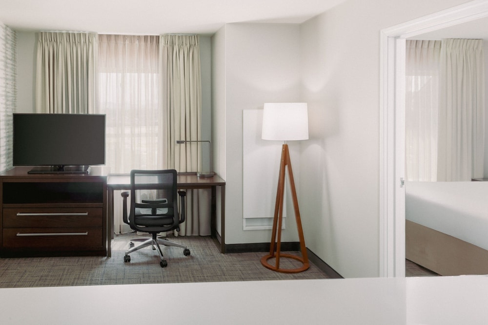 Suite, 1 King Bed with Sofa bed (Mobility/Hearing Accessible, Tub)