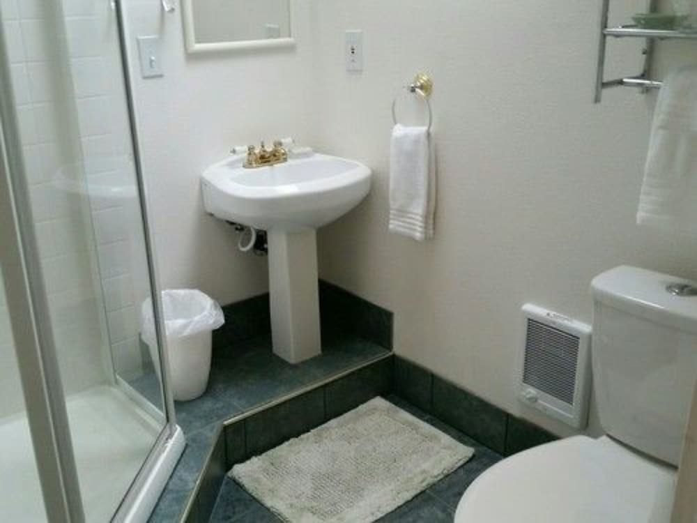 Room, Private Bathroom (Green Gable) photo 2