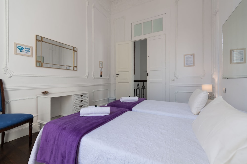 Twin Room, Private Bathroom, City View (External Bath) photo 2