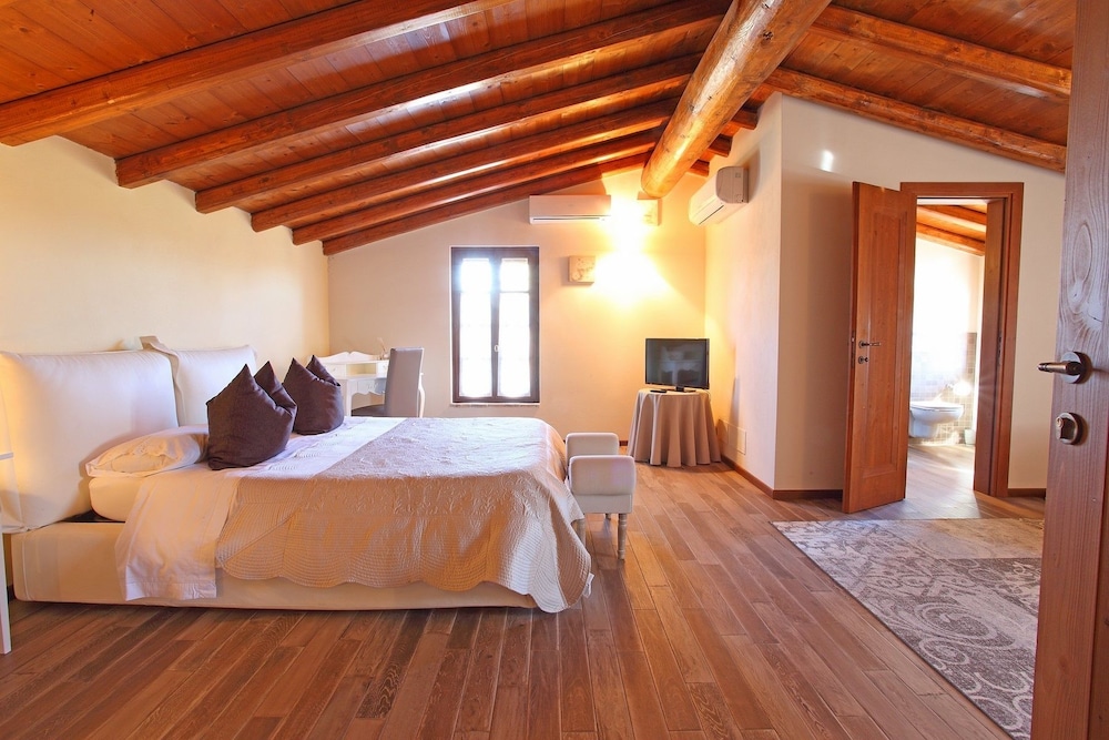 Deluxe Double Room, Ensuite, Hill View photo 1