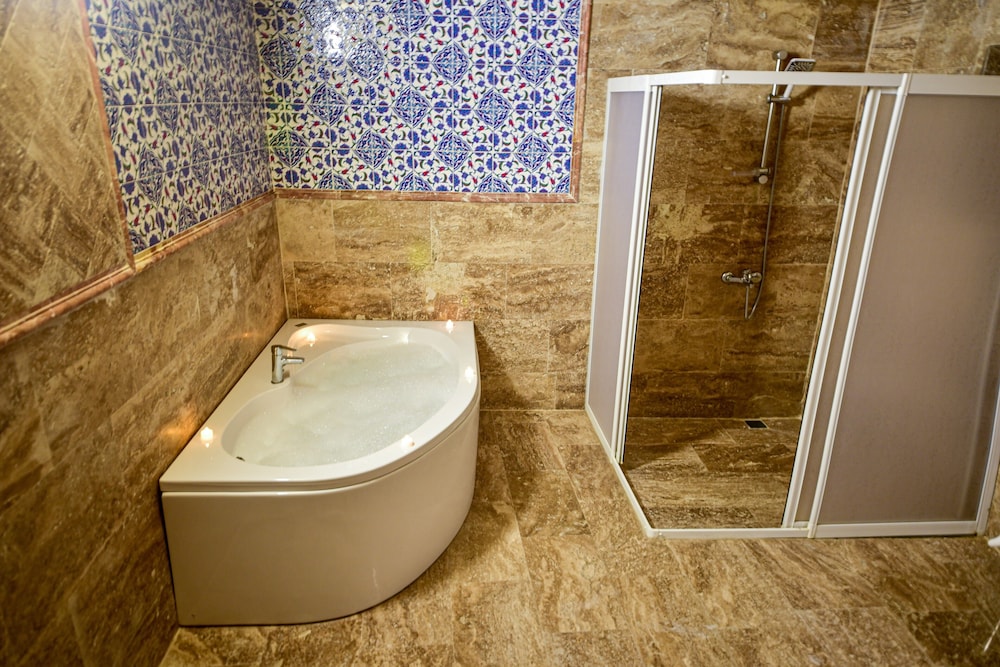 Royal Suite, Jetted Tub (Double) - Photo 29