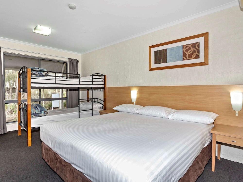 Standard Room (1 King Bed and 1 Bunk Bed) - Photo 6