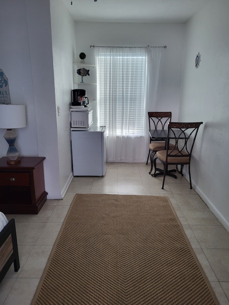 Studio, 1 Queen Bed, Partial Sea View