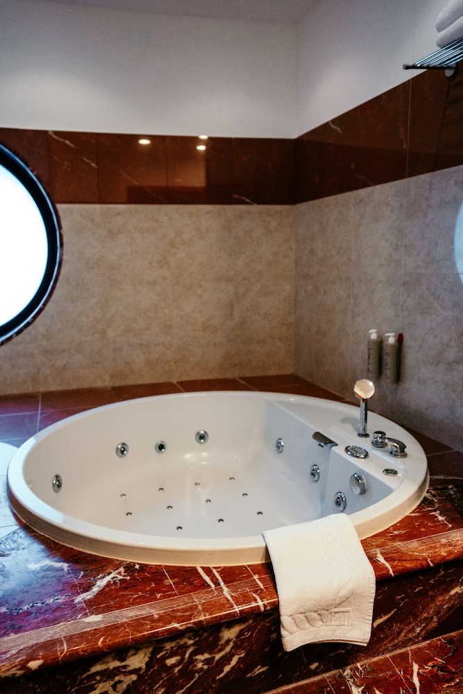 Junior Suite (Deluxe) - Photo 2