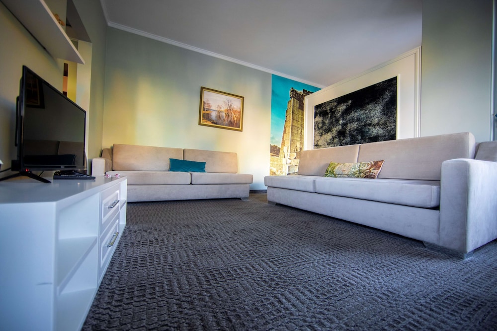 Executive Suite, 1 King Bed, Non Smoking, Garden View (with Two Single SofaBeds) photo 2