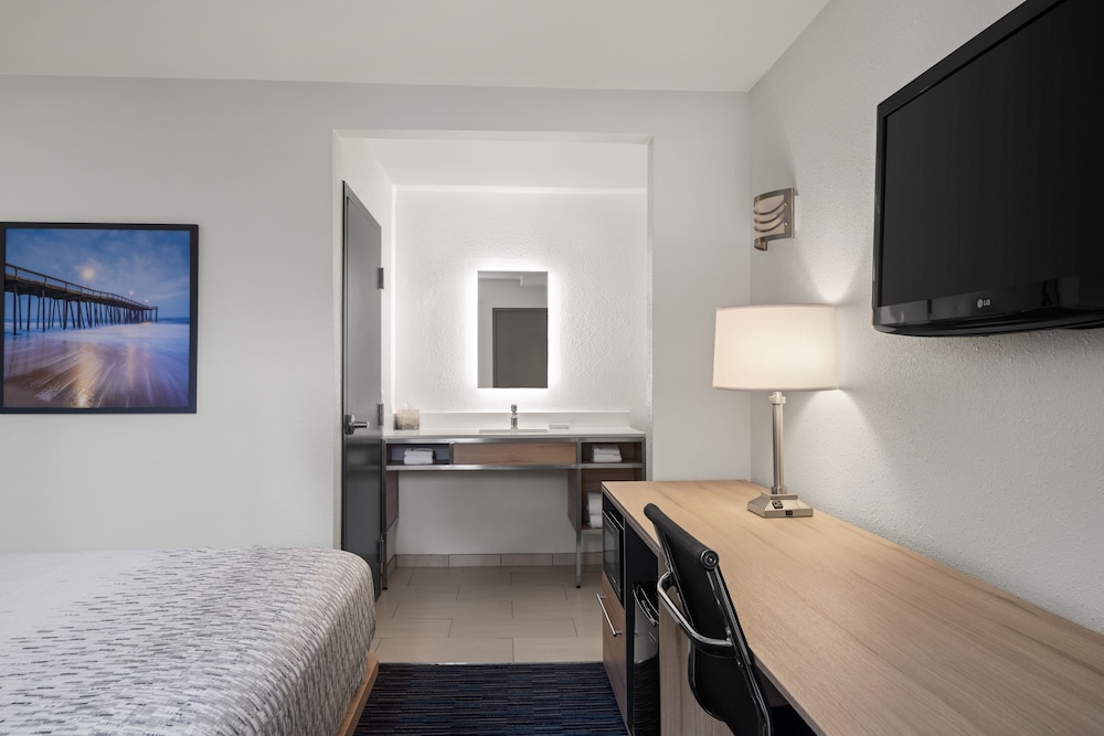 Premium Room One Queen and One Twin Bed photo 2