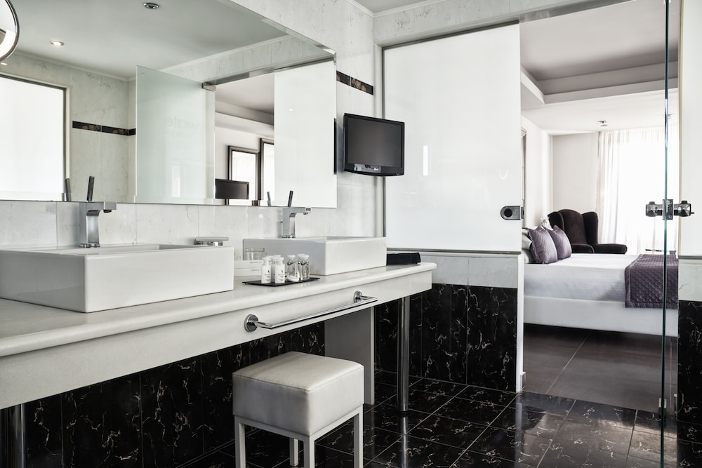 Grand Suite, Jetted Tub - Photo 2
