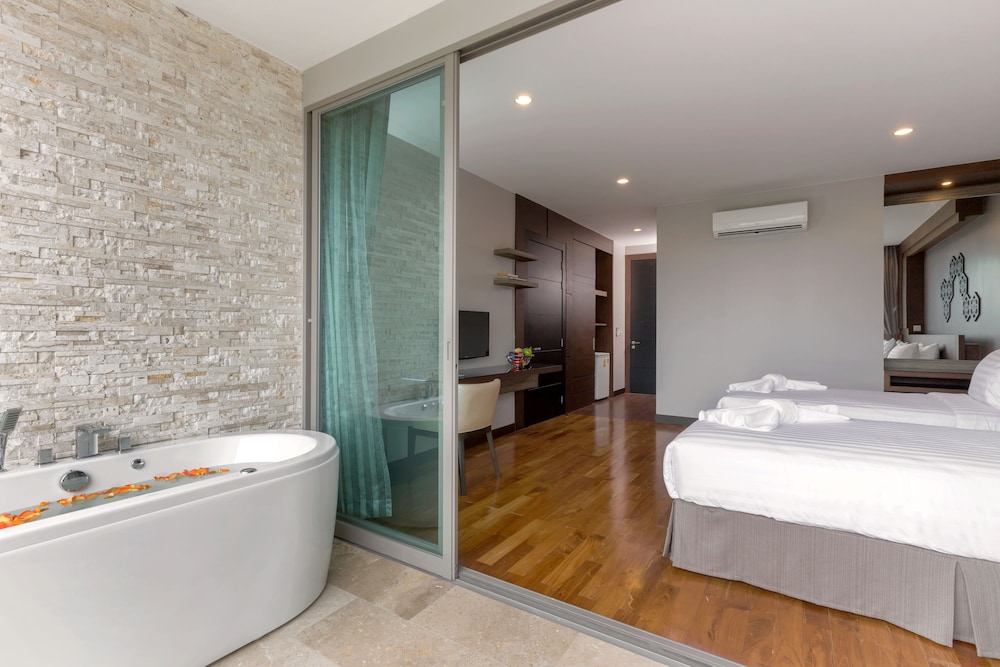 2 Bedroom With Jacuzzi Bathtub photo 2
