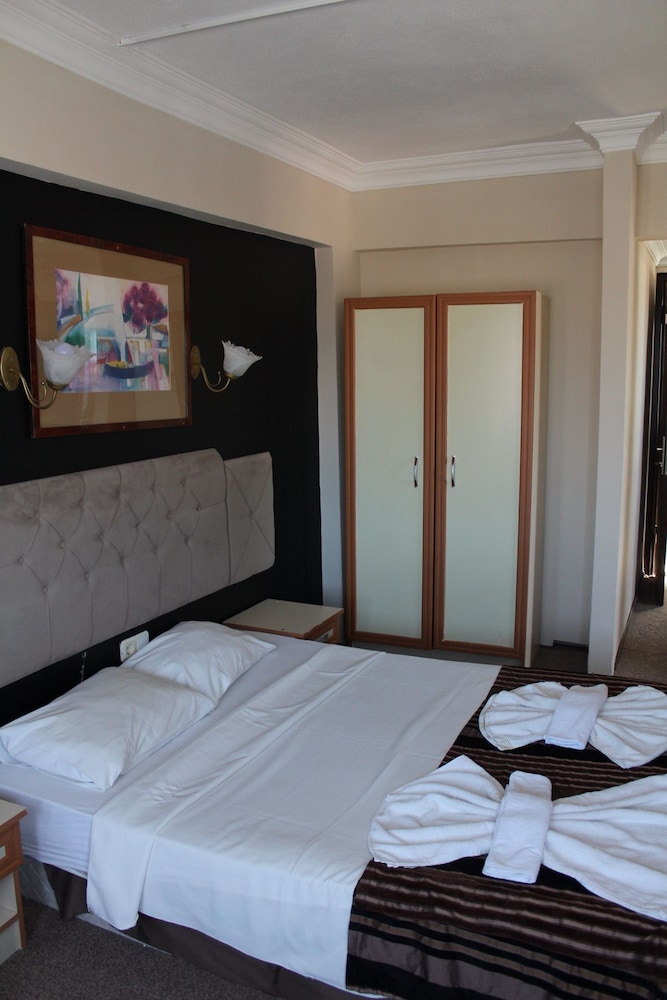 Family Room, 4 Bedrooms photo 1