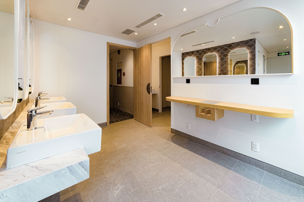 Premium Shared Dormitory, Women only, Non Smoking, City View photo 3