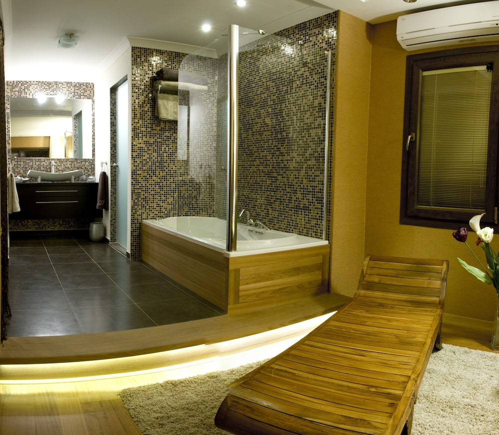 Grand Deluxe Suite with Hot Tub, Fireplace, Terrace & Sea View photo 2