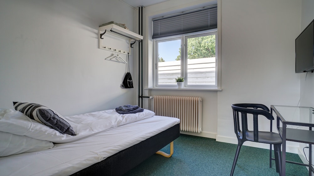Single Room, 1 Double Bed, Shared Bathroom photo 2