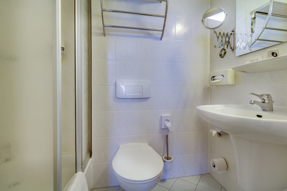 Standard Double Room - Photo 7