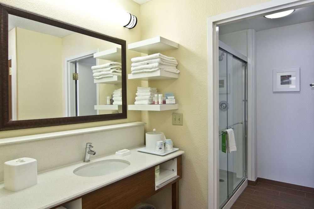 Suite, 2 Queen Beds, Kitchen (Shower Only) - Photo 7