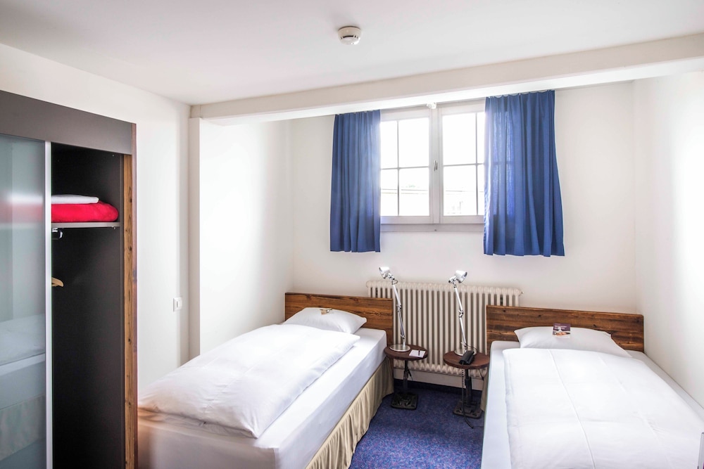 Standard Twin Room - Photo 1