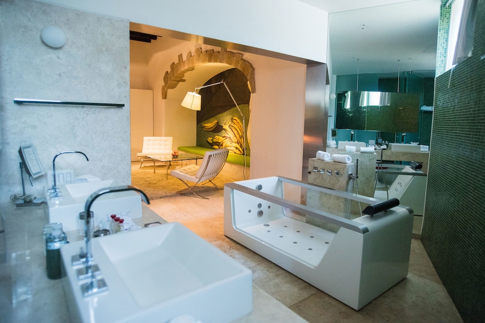 Master suite with bathtub and terrace - Photo 19