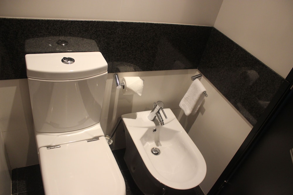 Standard Double Room - Photo 11