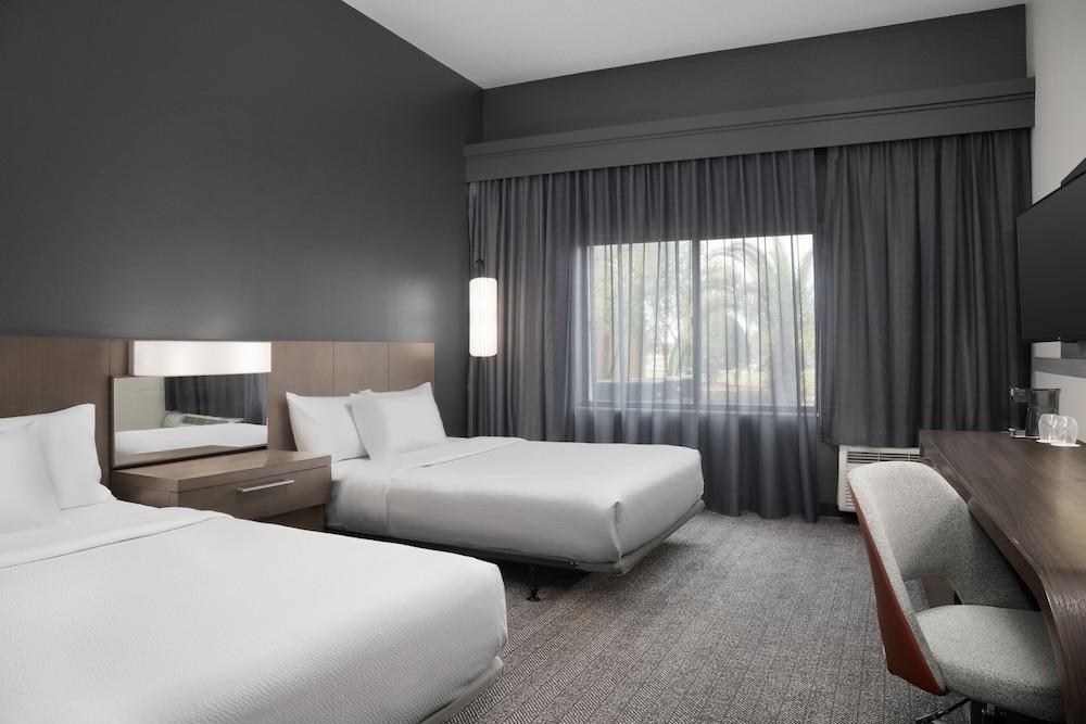Room, 2 Queen Beds (Mobility/Hearing Access, Roll-In Shwr) photo 1