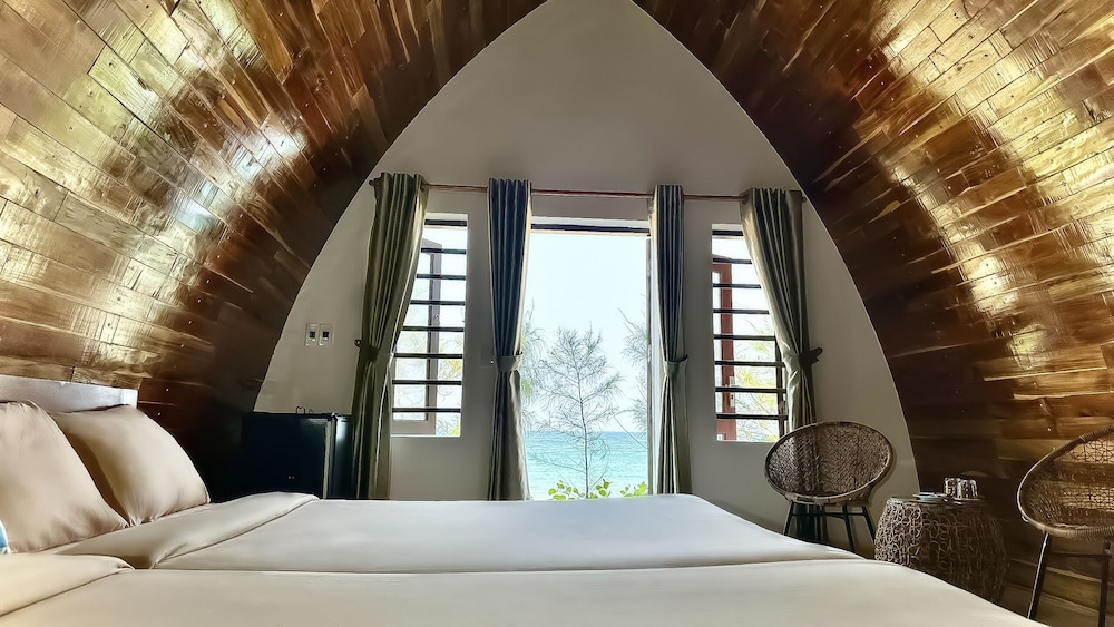 Beachfront Bungalow (3 guests)