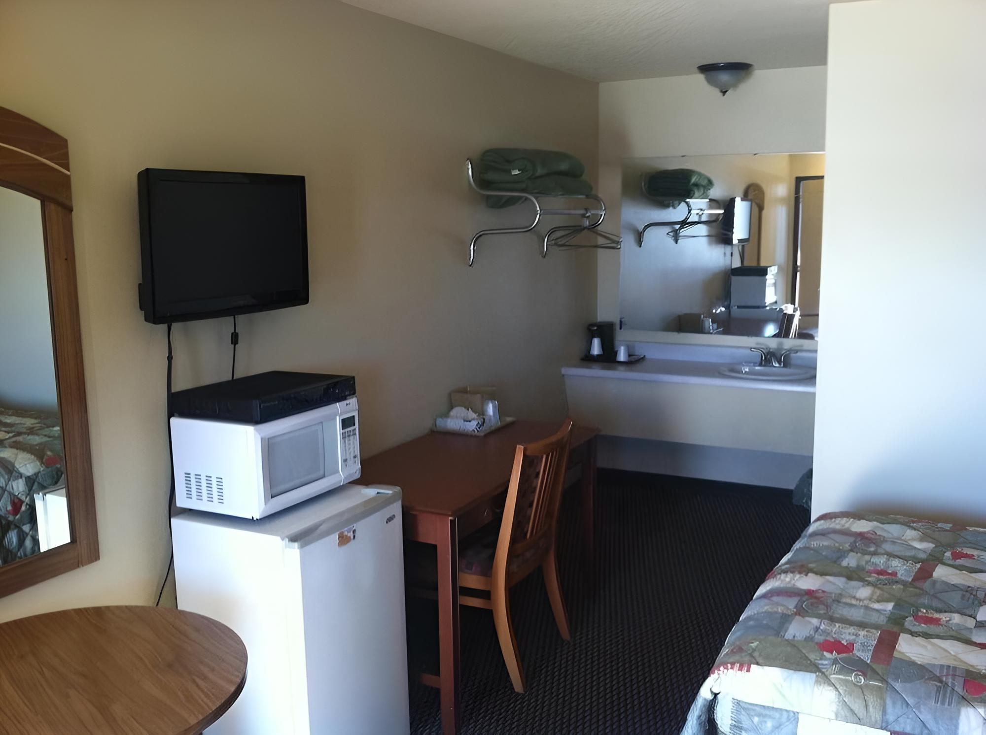 Deluxe Room, 1 Queen Bed photo 3