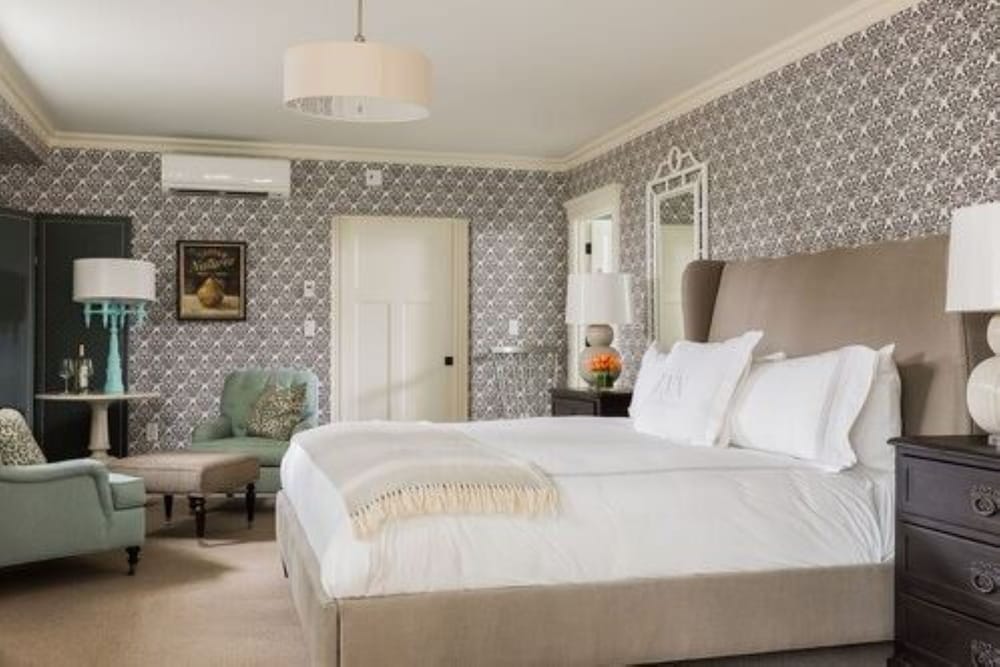 Suite, 1 King Bed with Sofa bed photo 2