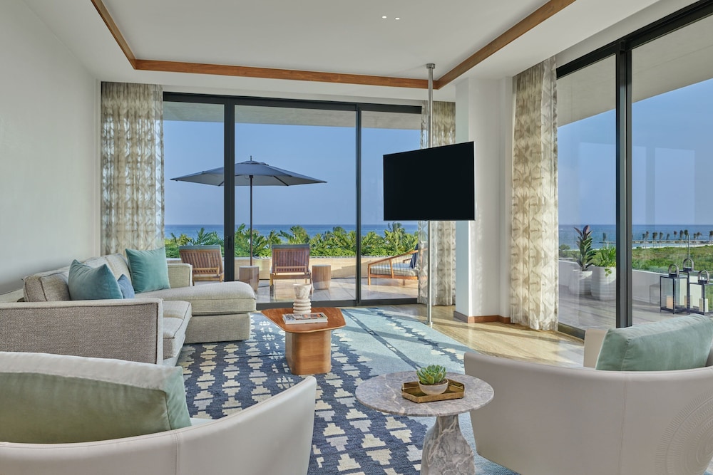 Suite, 1 King Bed, Ocean View (Corner) - Photo 7