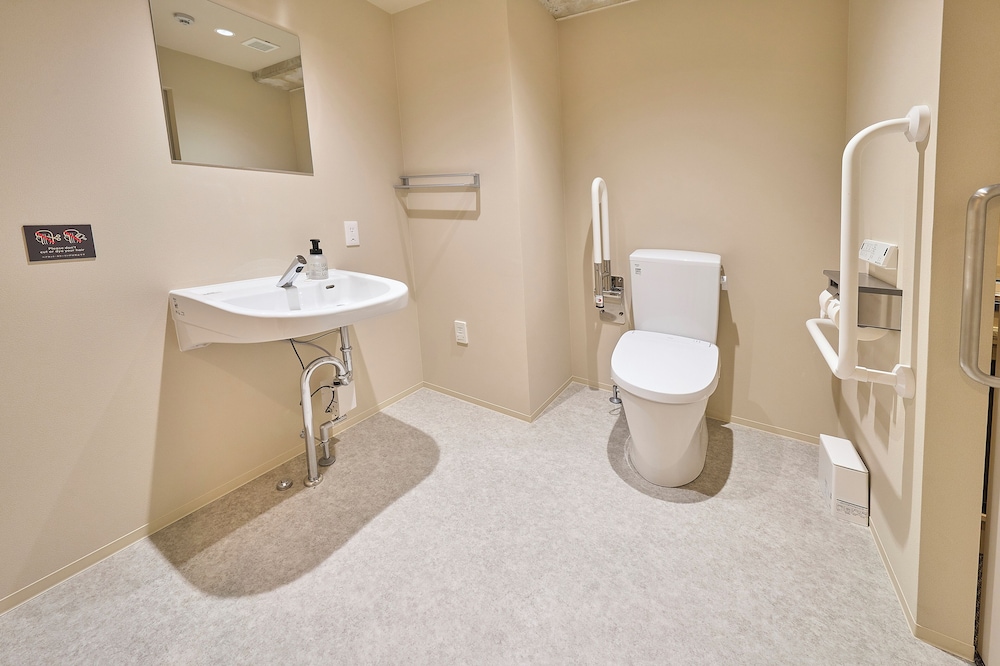 Private Room for 4-5 with Private Shower room, Non Smoking (1 Double + 3 Singles) thumbnail 5