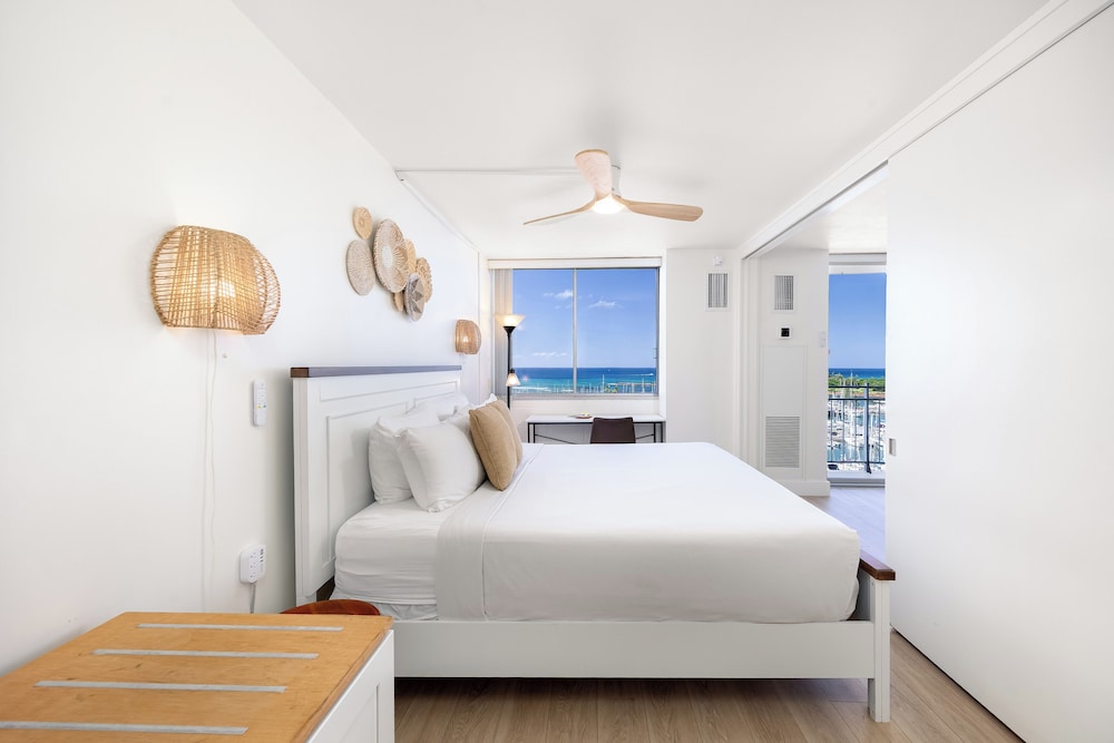 Ocean View 1BR at Ilikai Marina: Apartment, 1 Bedroom, Ocean View (0187) photo