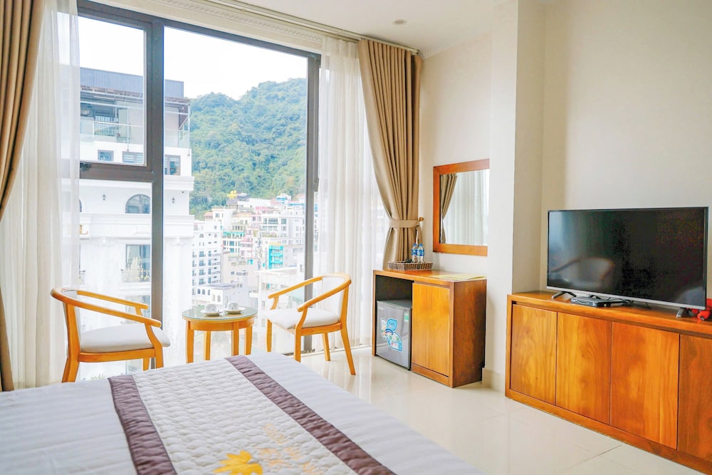 Royal Double Room, Bathtub, Mountain View
