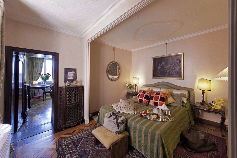 Suite (Grand Canal View) photo 2