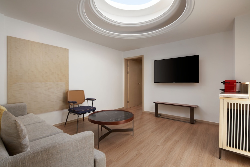 Club Suite, 1 Bedroom - Photo 1
