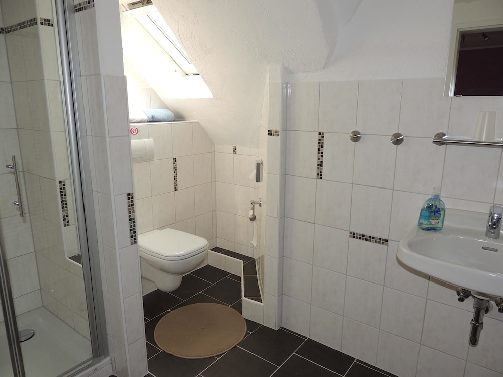 2 Basic Twin Room photo 2
