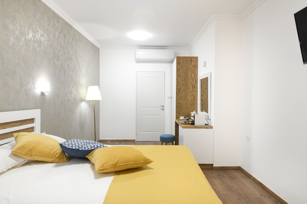 Deluxe Room, 1 Queen Bed photo 3