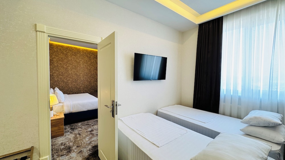 Family Room, Multiple Beds, City View
