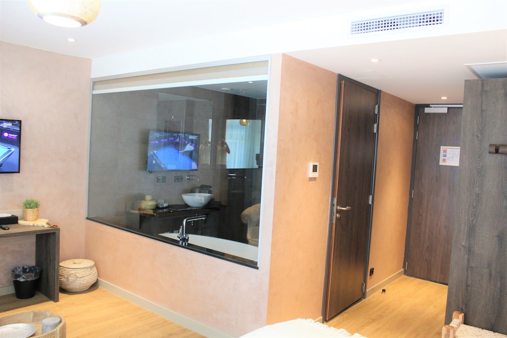 Premier Double Room, 1 King Bed photo 3