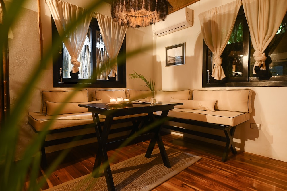 Luxury Bungalow, 1 King Bed, Pool Access, Beachside photo 3