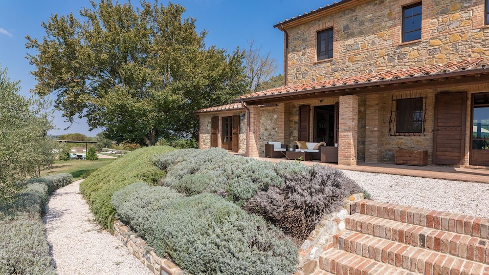 Villa photo 2