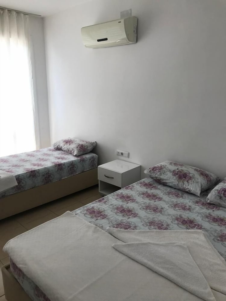 Standard Room, Multiple Beds, Balcony, City View photo 1
