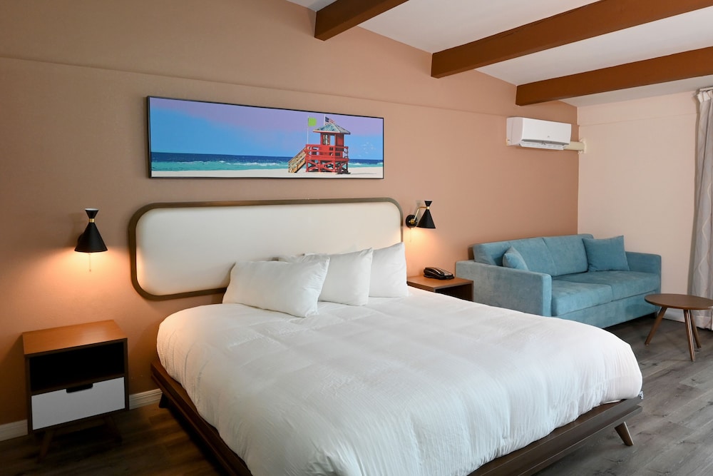 Premium Room, 1 King Bed, Balcony/Patio Pool View - Photo 5