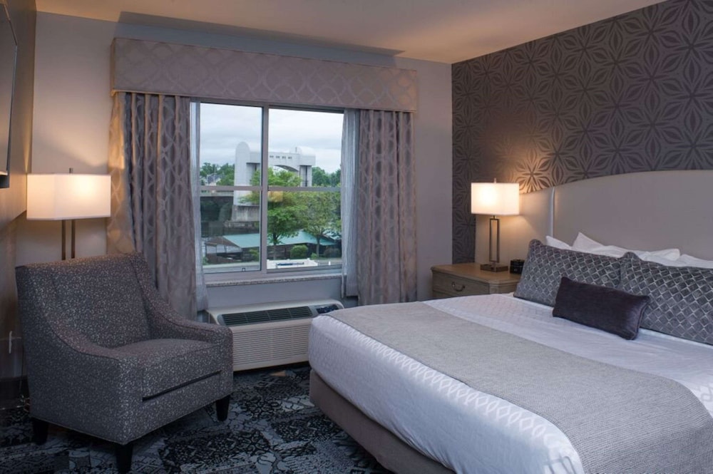 Suite, 1 King Bed, Balcony, River View (with Sofabed) - Photo 1