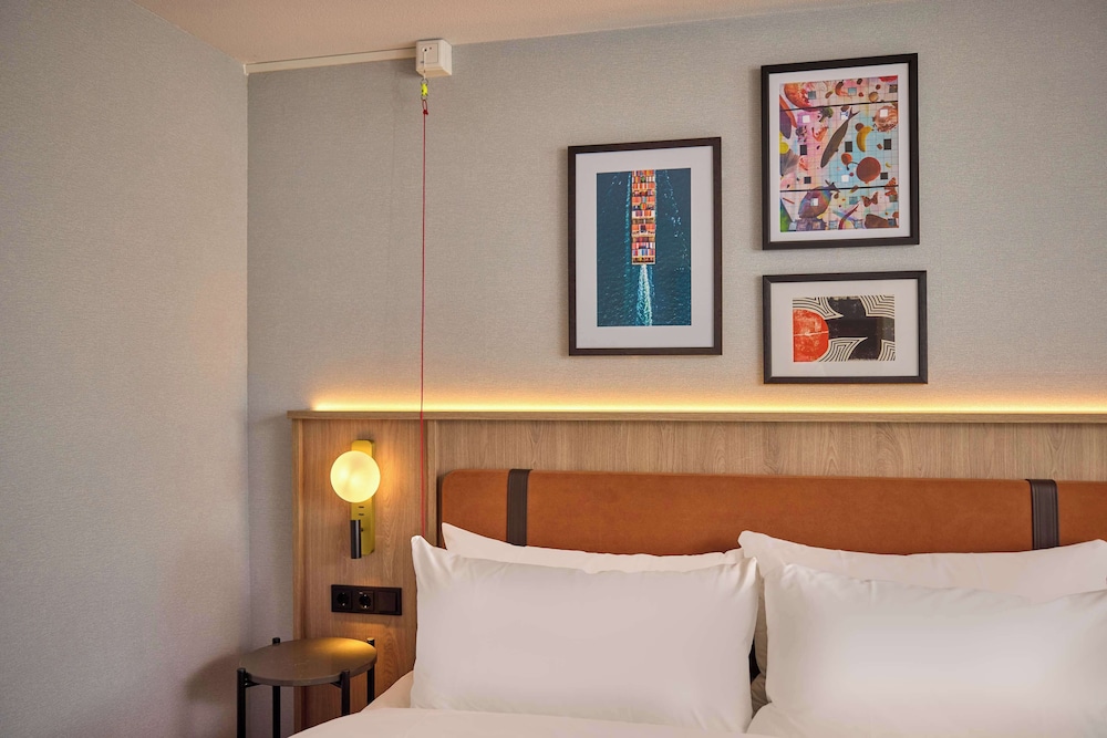Suite, 1 King Bed, Accessible