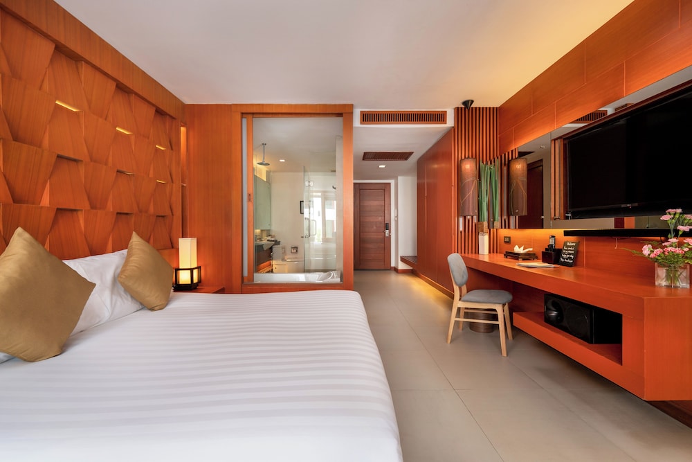 Deluxe Room, Pool Access (Free Daily Minibar) - Photo 3