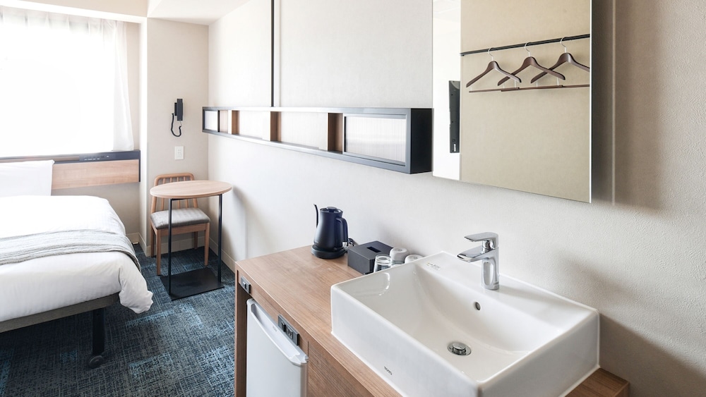Double Room, Non Smoking (with shower booth) - Photo 8