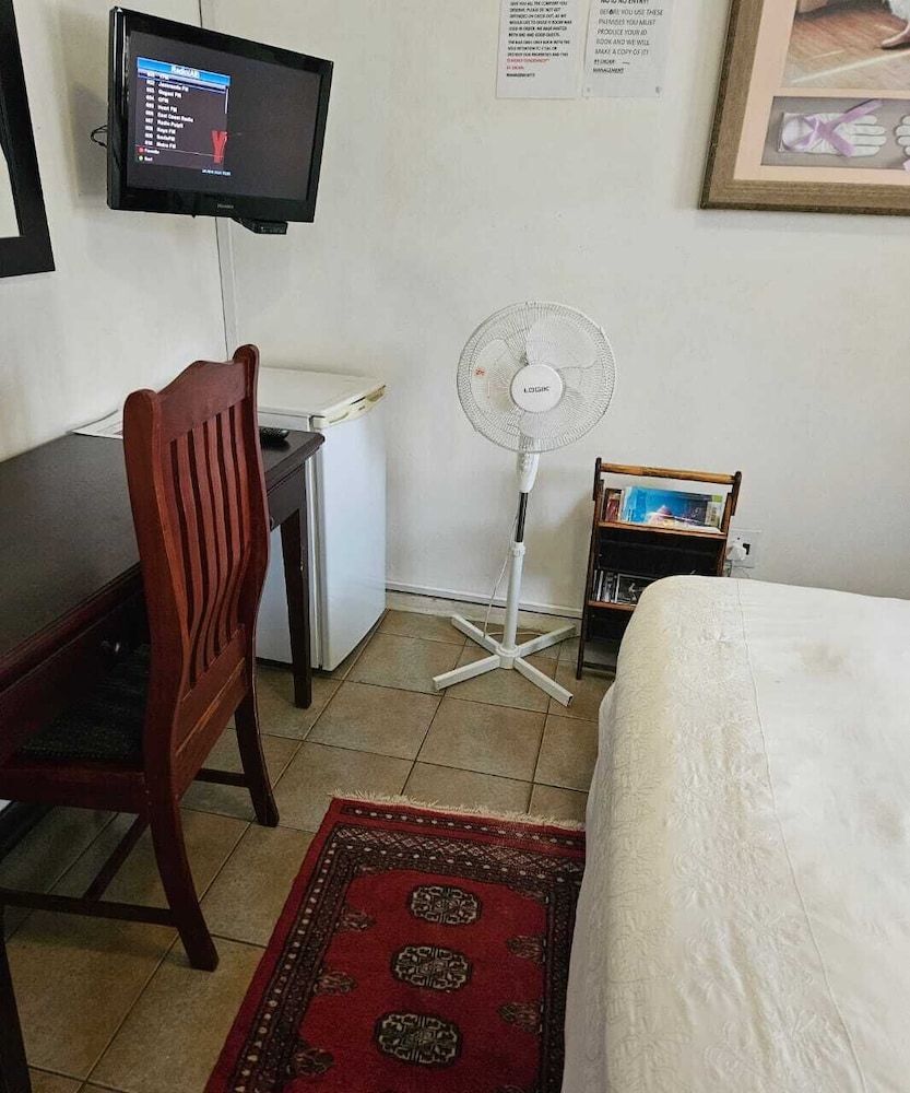 Deluxe Double Room Single Use, Pool View (Queen) photo 3